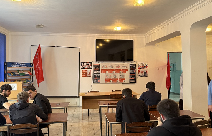 Выставка плакатов, посвященных подвигам героев Великой Отечественной войны.